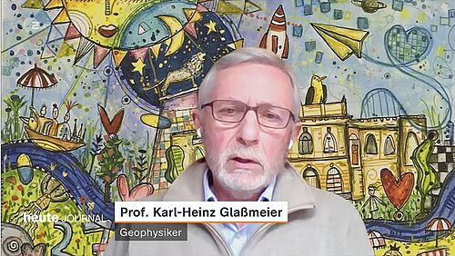 Prof. Glaßmeier erklärt im Heute Journal die Bedeutung der Voyager Mission. Im Hintergrund ist das Bild zu sehen, welches anlässlich des 275-jährigen TU Jubiläums angefertigt wurde.